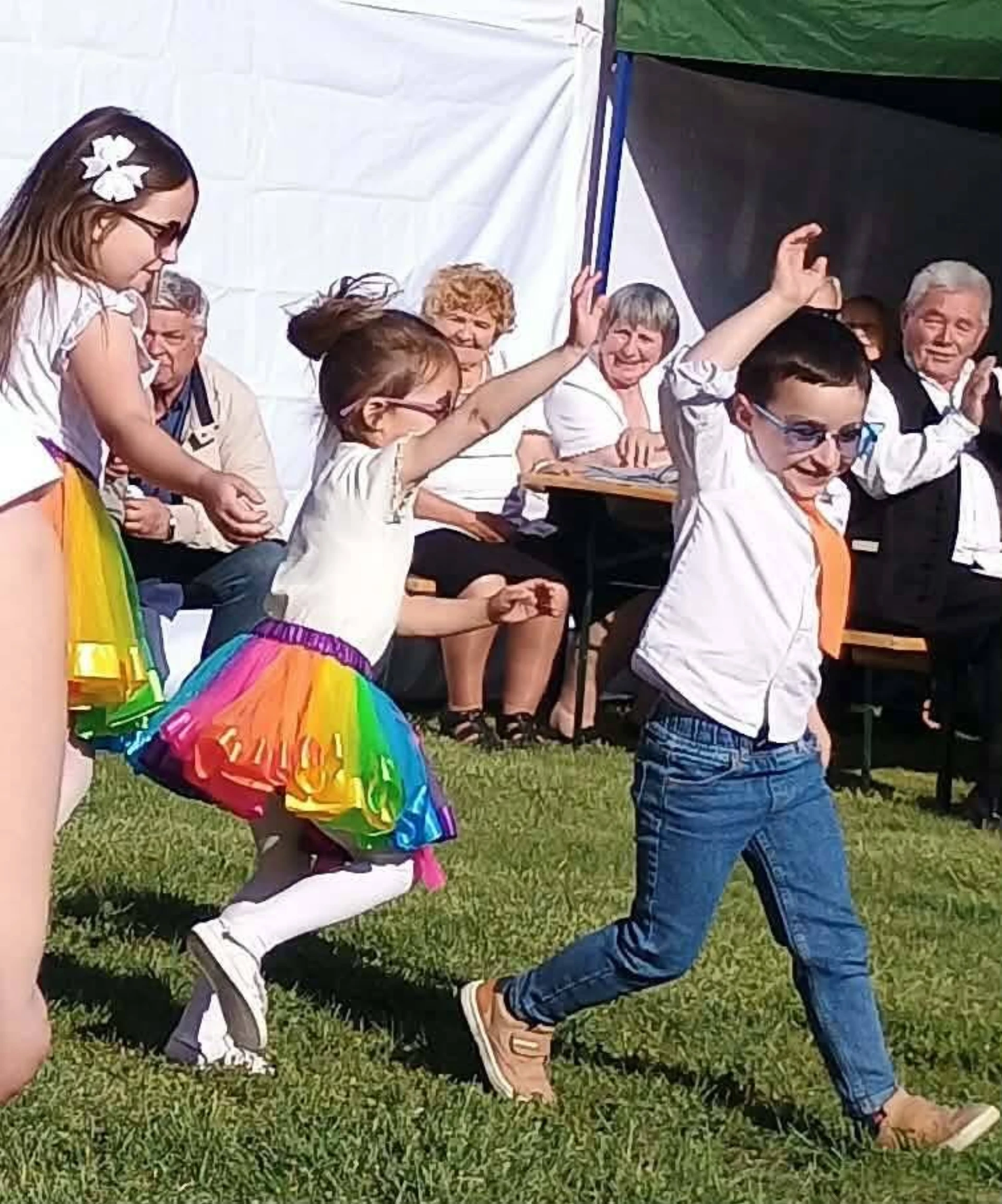 Stavanie mája / Májfaállítás
